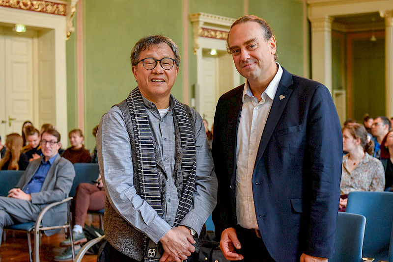 Begrüßt wurde der Gast auch von Prorektor Pablo Pirnay-Dummer (rechts).