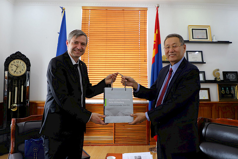 Boris Wille bei einem Treffen mit dem Präsidenten der National University of Mongolia, Prof. Dr. Badarch Dendev