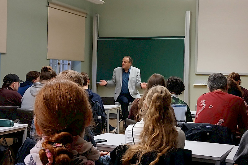 Rund 30 Studierende haben mit Pablo Pirnay-Dummer debattiert.