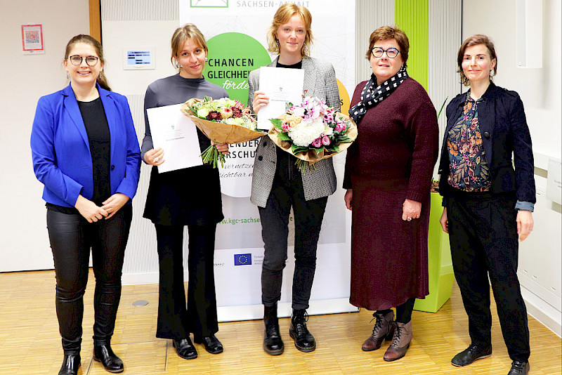 Sarah Schulze, Landesbeauftragte für Frauen- und Gleichstellungspolitik, Hannah Emmy Schnelle und Tamina Rössger, Ministerin Petra Grimm-Benne und Morena Groll vom KGC bei der heutigen Preisübergabe (von links)