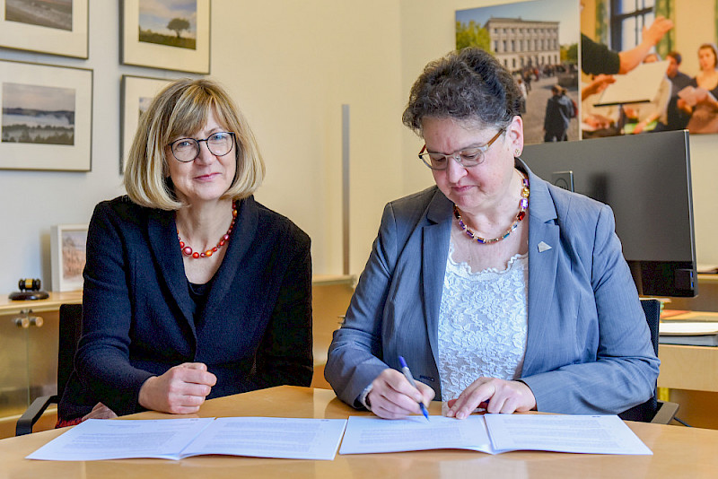 Agentur-Geschäftsführerin Birgit Ruhland (links) und MLU-Rektorin Claudia Becker bei der Vertragsunterzeichnung