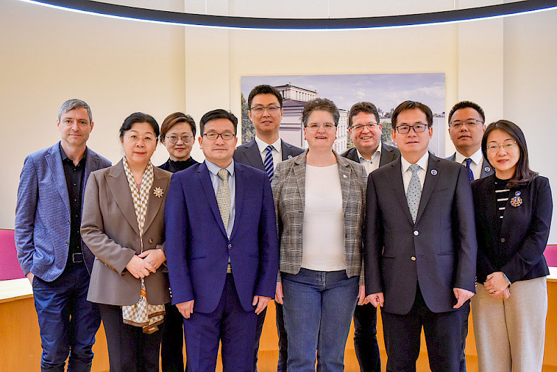 Die Delegation der Shandong University of Finance and Economics um Präsident Junjie Hong (3. von rechts) war auch bei Rektorin Claudia Becker (5. von rechts) zu Gast.