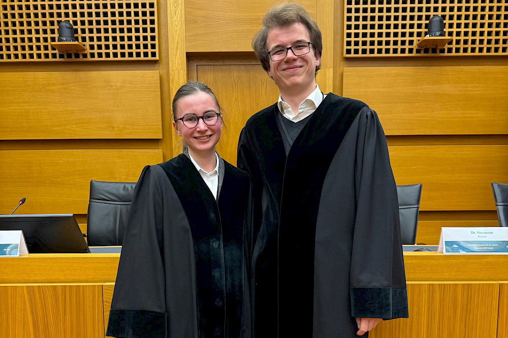 Olga Guselnikova und Jack J. Zipke (rechts) beim ELSA Deutschland Verwaltungsrechts Moot Court.