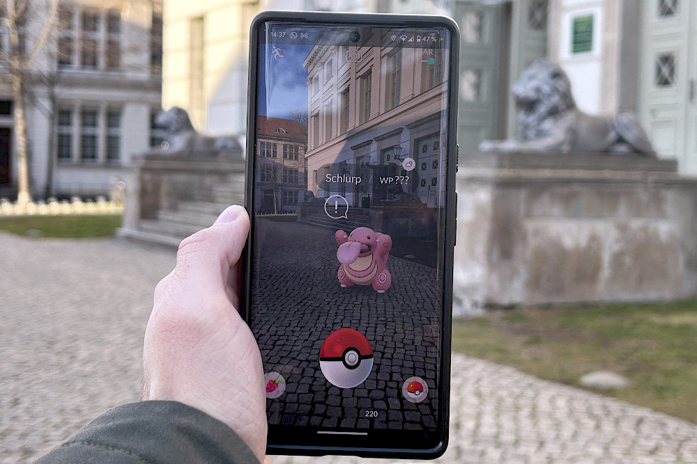 "Pokémon Go" ist ein Free-to-play-Spiel, bei dem mit Smartphone oder Tablet in der echten Welt auf Monsterjagd geht.