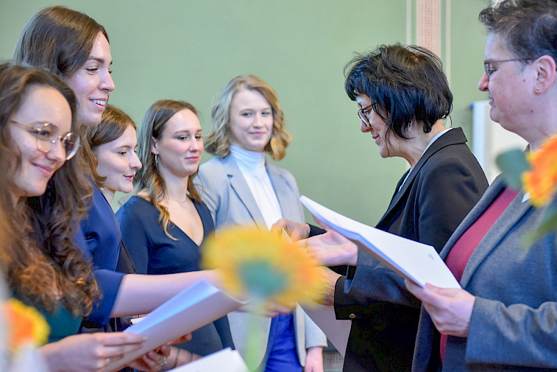 Gemeinsam mit der Rektorin Claudia Becker überreichte Ministerin Eva Feußner die Zeugnisse für das erste Staatsexamen.