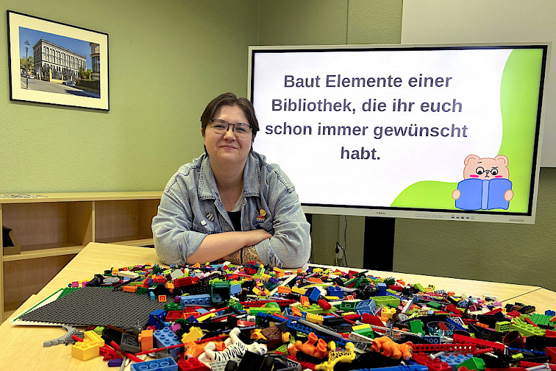 Kim Nitschke mit dem Lego-Set, aus dem Studierende ihre Bibliothek der Zukunft bauen sollen.