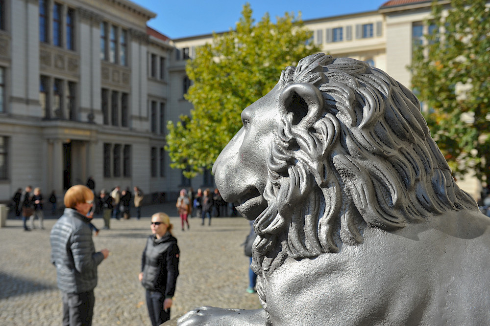 Blick auf den Universitätsplatz mit dem Uni-Löwen und dem Melanchthonianum