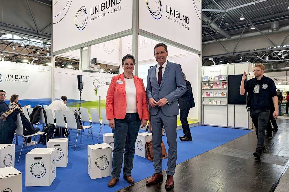 Rektorin Claudia Becker begrüßte den neuen Oberbürgermeister von Halle Dr. Alexander Vogt am Unibund-Stand.