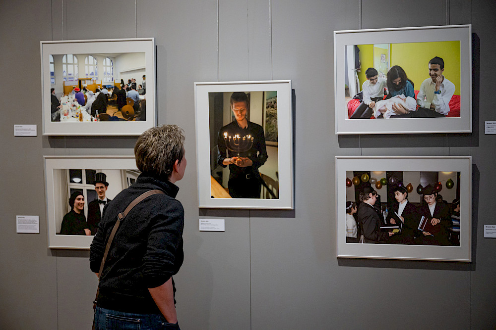 Die Fotografien in der Ausstellung zeigen Situationen aus dem jüdischen Leben in Deutschland.