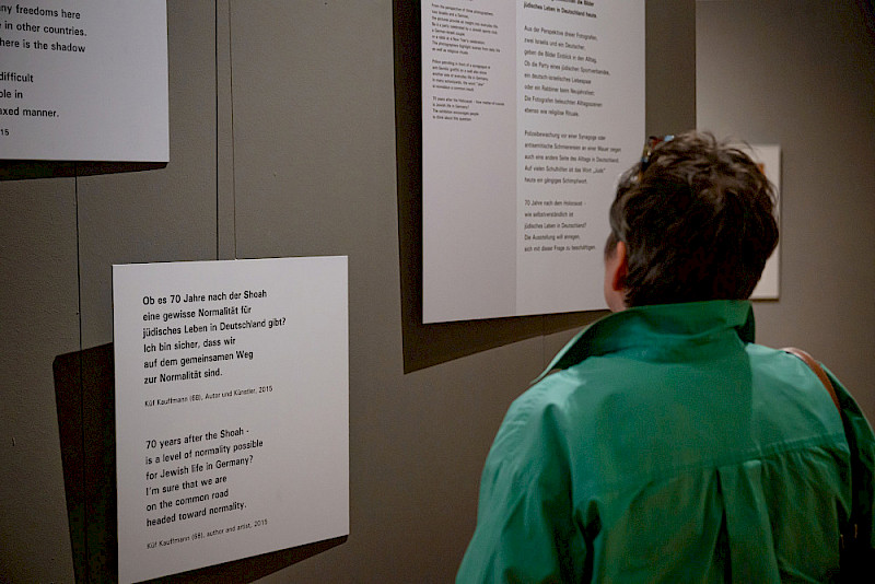 Zitate aus der Ausstellung - sie berühren die Frage nach der Selbstverständlichkeit jüdischen Lebens in Deutschland.