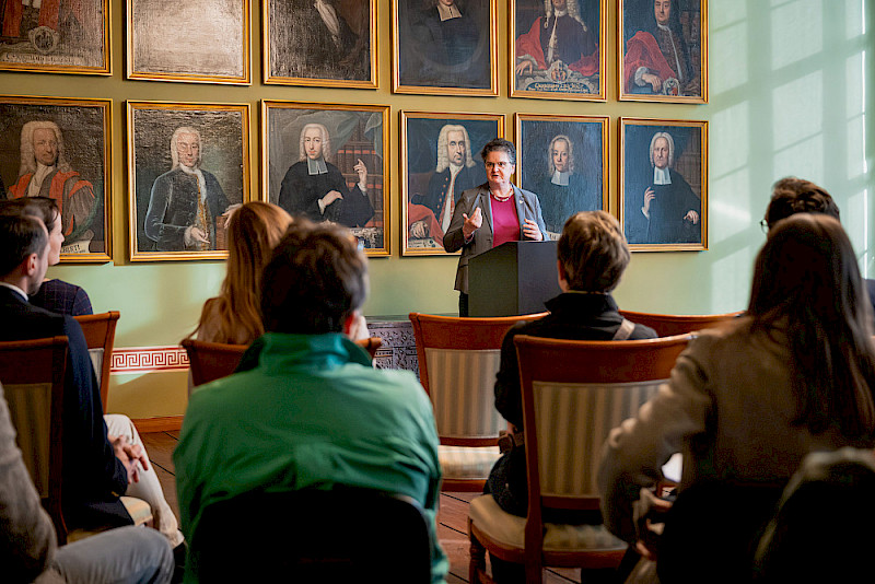 Rektorin Claudia Becker begrüßte die Gäste der Vernissage.