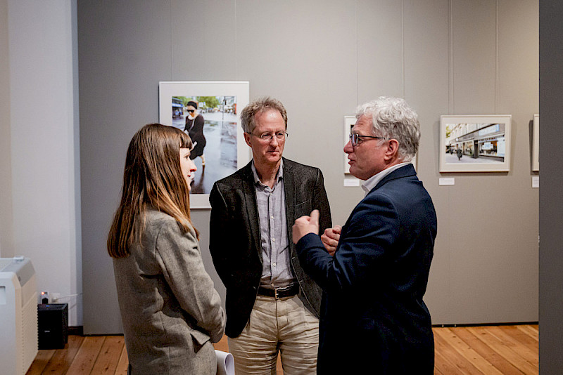 Gespräche in der Ausstellung: Martina Langnickel, Leiterin der Stabsstellen der Rektorin, Ottfried Fraisse und Wolfgang Schneiß aus der Staatskanzlei, Ansprechpartner für jüdisches Leben in Sachsen-Anhalt und gegen Antisemitismus (von links)