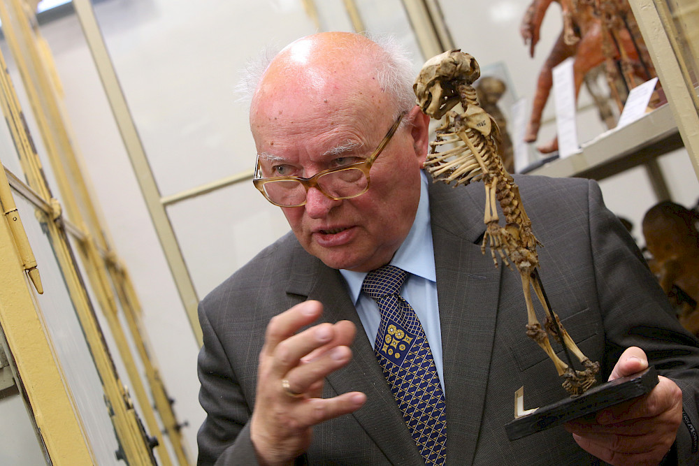 Rüdiger Schultka bei einer Führung durch die Meckelschen Sammlungen im Jahr 2015 - Anlass war die Aufnahme der Sammlungen in das "Verzeichnis national wertvolles Kulturgut".