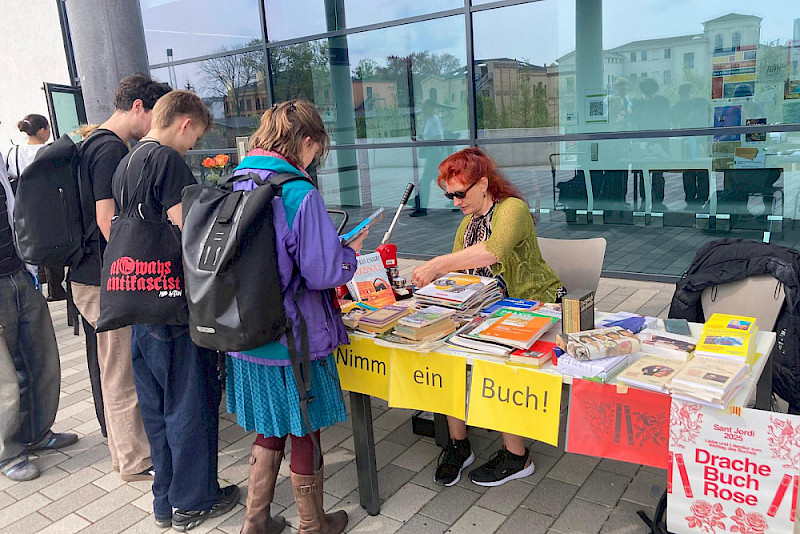 Auf dem Steintor-Campus begann um 12 Uhr der Bücherbasar.