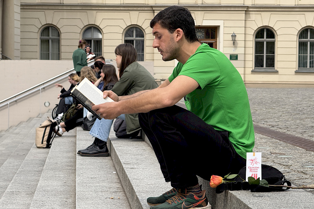 Elias Kindl las auf der Freitreppe des Uniplatzes aus dem Werk des Literaturnobelpreisträgers Gabriel García Márquez.
