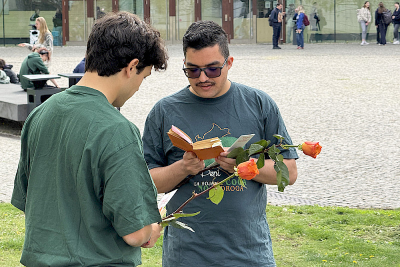 Sie lasen abwechselnd auf Deutsch und Spanisch: Fabio Müller (links) und Maximilian Meyer.