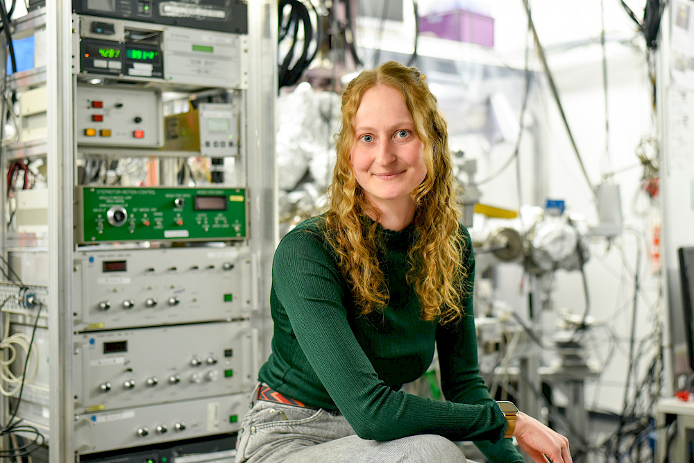 Kathrin Lisa Plass im Laborraum im Institut für Physik
