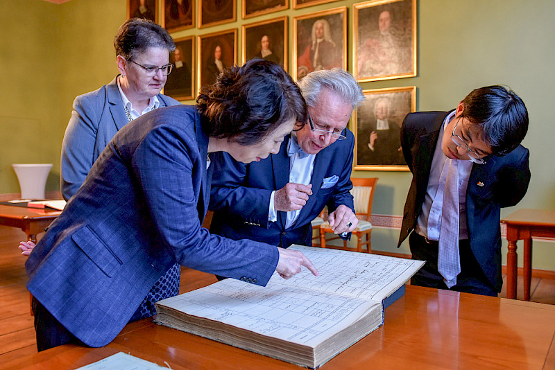 Ralf-Torsten Speler zeigte der Botschafterin das Matrikelbuch mit dem Eintrag des bekannten Japaners.
