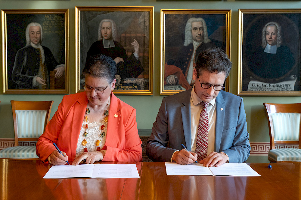 Rektorin Claudia Becker und Oberbürgermeister Alexander Vogt unterzeichneten den Maßnahmenplan.