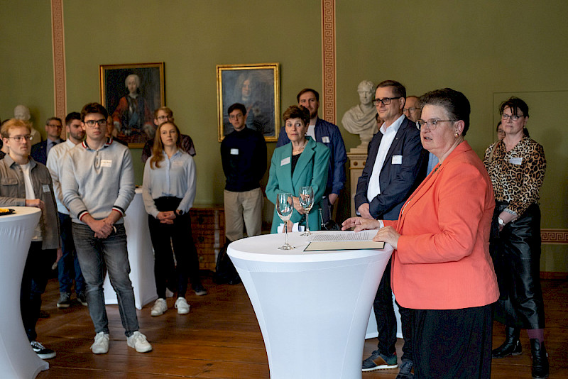 Vor dem Frühjahrsempfang fand im Sessionssaal ein Netzwerktreffen der Deutschlandstipendiaten und ihrer Förderer statt, die von Rektorin Claudia Becker begrüßt wurden.