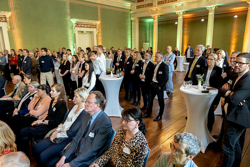 Auch zahlreiche weitere Gäste hörten die Worte der Rektorin.