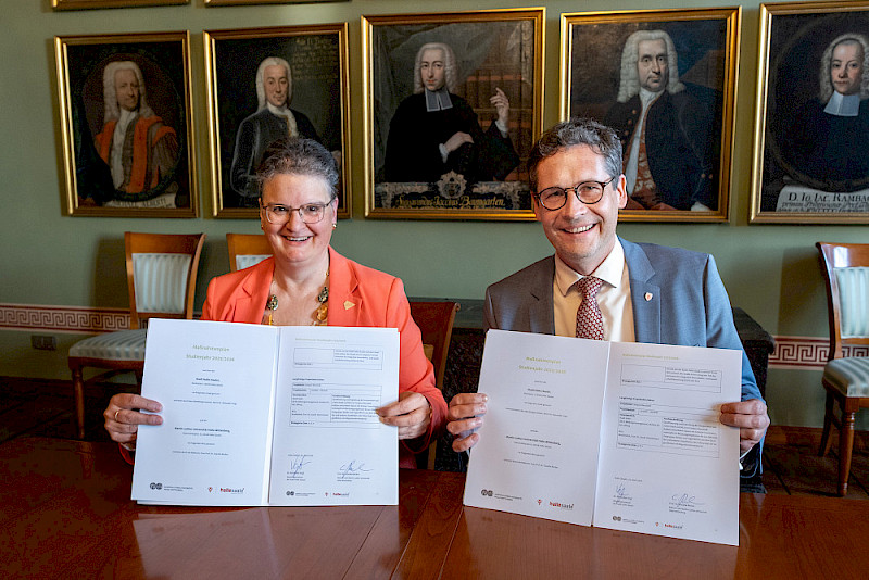 Claudia Becker und Alexander Vogt nach der Unterzeichnung des neuen Maßnahmenplans