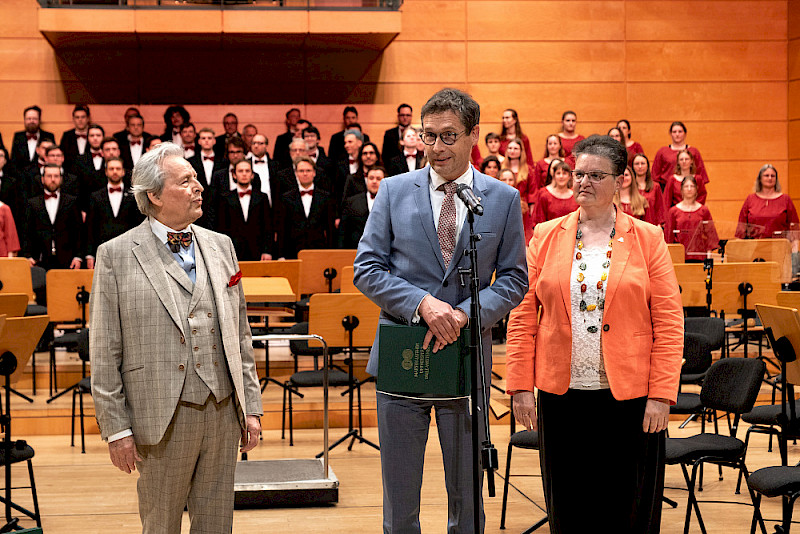 Oberbürgermeister Alexander Vogt (Mitte) eröffnete gemeinsam mit Rektorin Claudia Becker und VFF-Präsident Ralf-Torsten Speler das Frühjahrskonzert.
