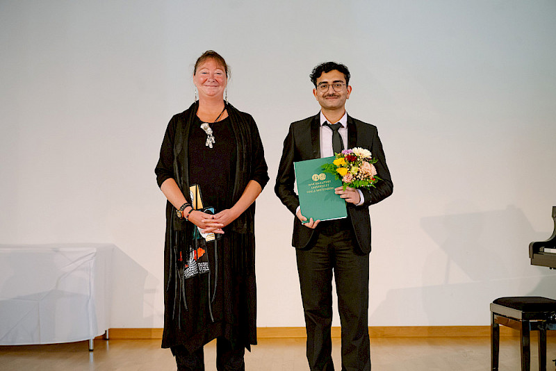 Prorektorin Christine Fürst und der Träger des DAAD-Preises 2025 Pratyaksh Singh