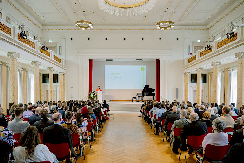 Im Festsaal der Leopoldina fand die feierliche Urkundenvergabe an Promovenden und Habilitanden sowie die Verleihung der Universitätspreise statt.