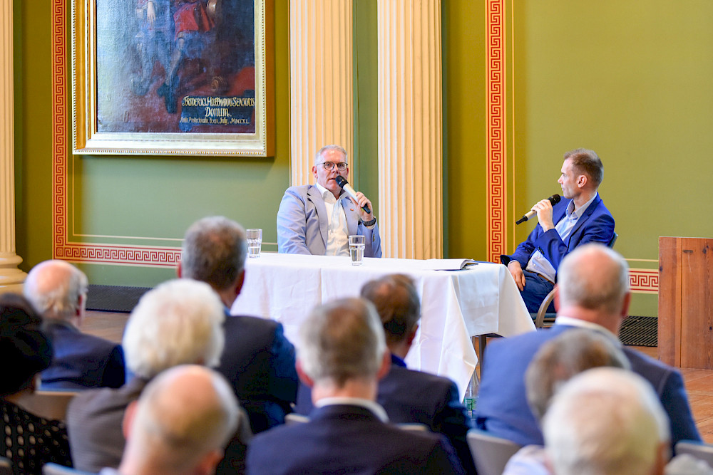 Marco Thiele (links) im Gespräch mit MDR-Journalist Sven Kochale