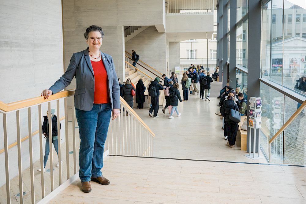 Traditions-Universität, neue Perspektiven: Rektorin Claudia Becker im Foyer des Auditorium Maximum