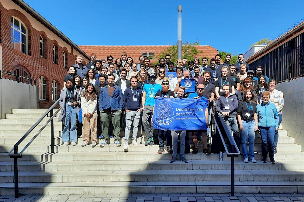 Gruppenfoto der Teilnehmerinnen und Teilnehmer auf dem Steintor-Campus