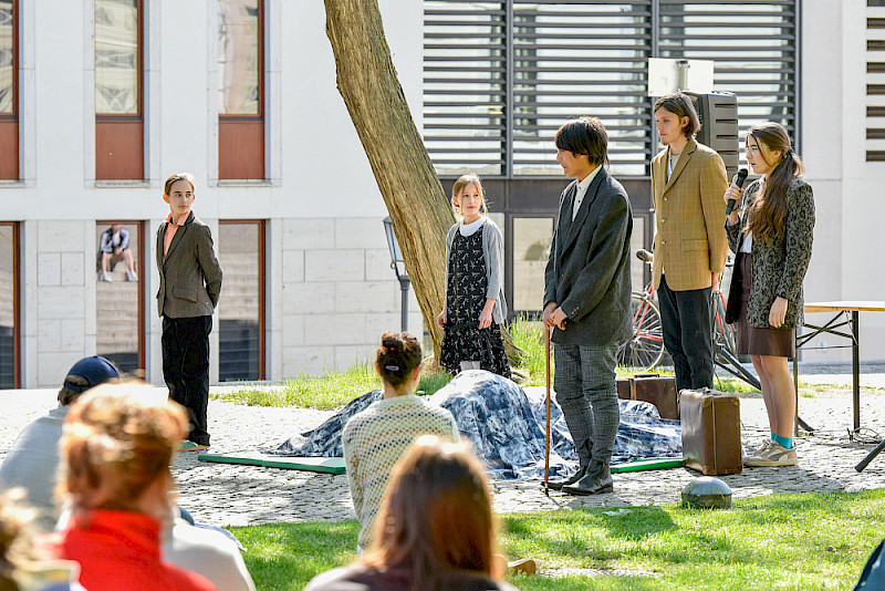 Gymasiastinnen und Gymnasiasten aus Halle führten szenische Lesungen auf dem Uniplatz auf.