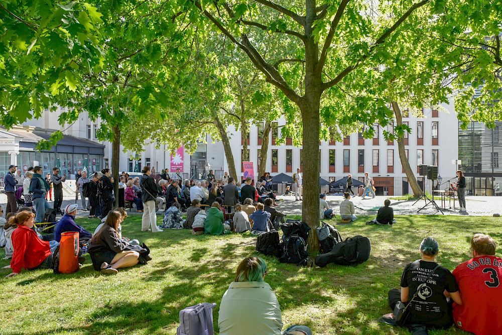 Zahlreiche Menschen erinnerten bei der Gedenkveranstaltung an die Autorinnen und Autoren, deren Bücher 1933 verbrannt wurden.