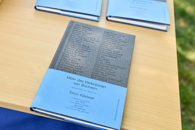 Das auf der Gedenkveranstaltung ausliegende Werk mit Texten von Erich Kästner erinnert an die Bücherverbrennung von 1933.