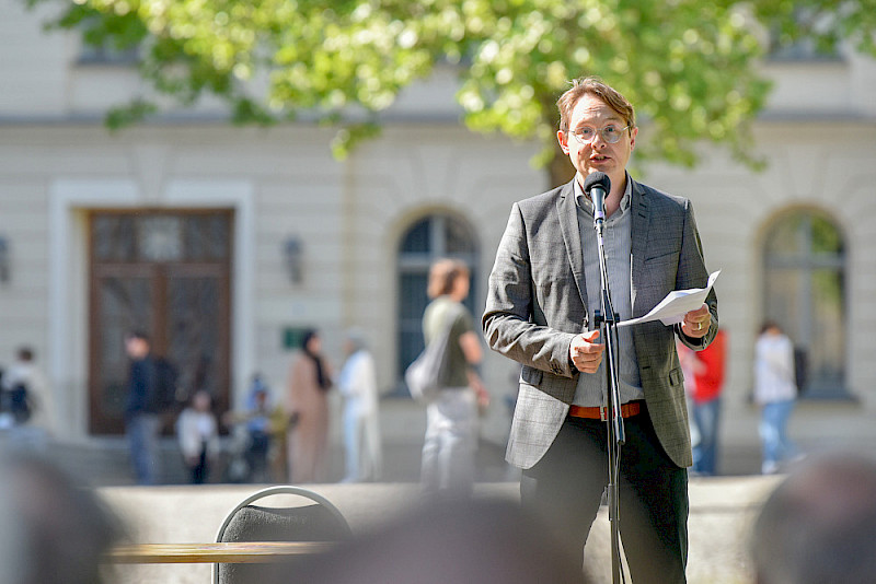 Historiker Theo Jung hielt zu Beginn der Gedenkveranstaltung ein Grußwort.