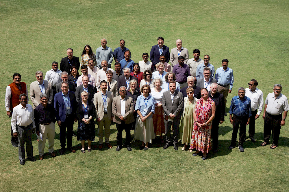 Die Delegation der Hochschulpolitischen Informationsreise mit indischen Gesprächspartnern an der Universität Hyderabad