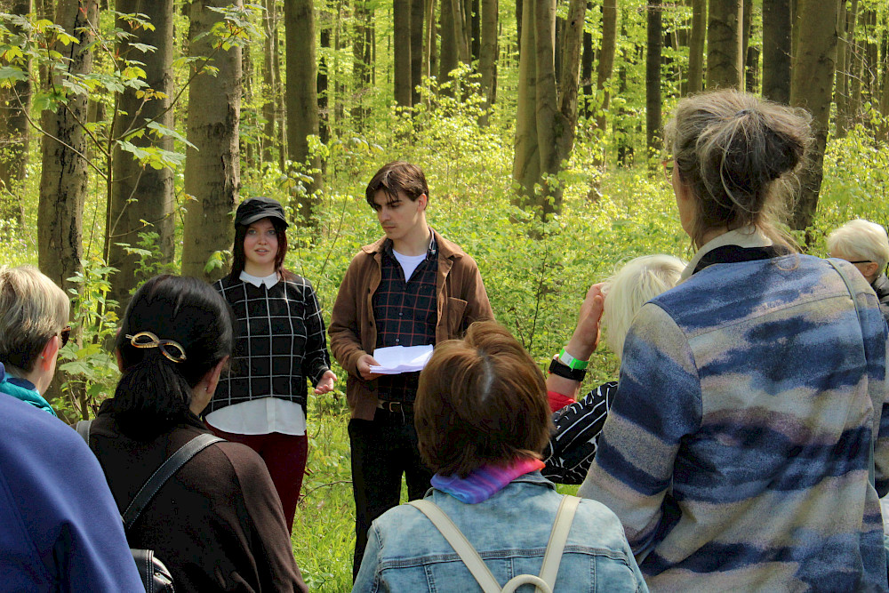 Zur Eröffnung des Wanderweges lasen die Studierenden die Werke selbst vor - künftig sind sie über Audiostationen im Netz verfügbar.