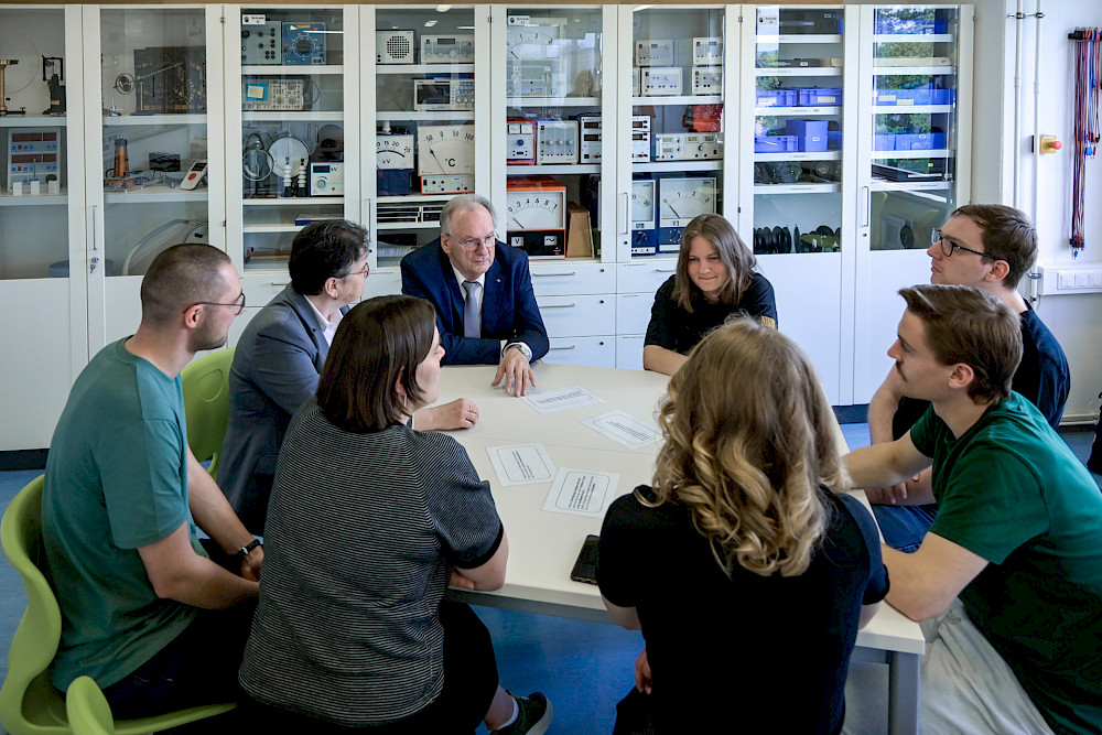Ministerpräsident Reiner Haseloff tauschte sich mit Lehramtsstudierenden in der Physik aus.