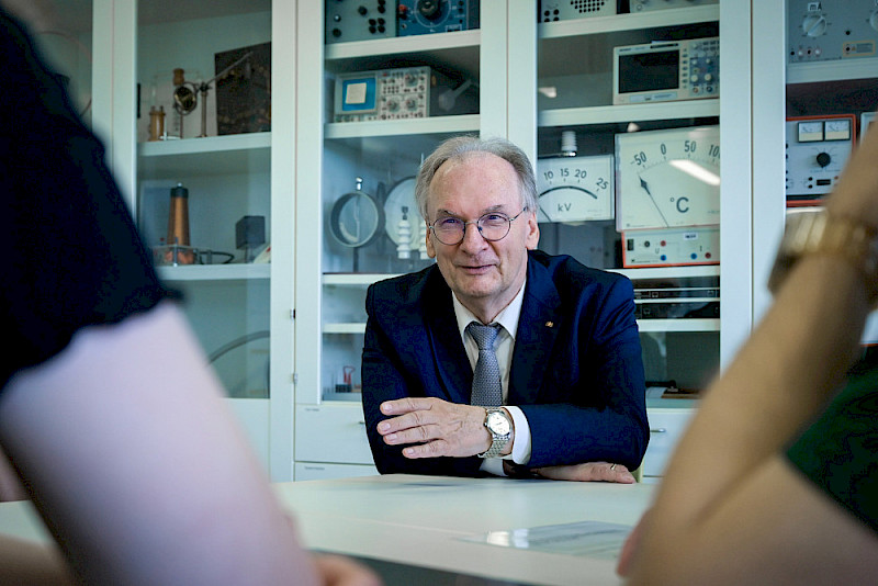 Reiner Haseloff im Gespräch - er ist selbst Physiker.