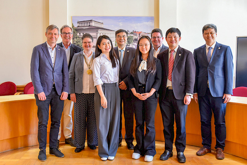Die Delegation aus Peking mit Präsident Zhongxiu Zhao (5. von links) bei ihrem Besuch an der MLU.