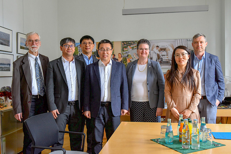 Die Delegation um den Präsidenten der Hebei-University of Technology Limin Wang (4. von links) war bei Rektorin Claudia Becker (5. von links) zu Gast.