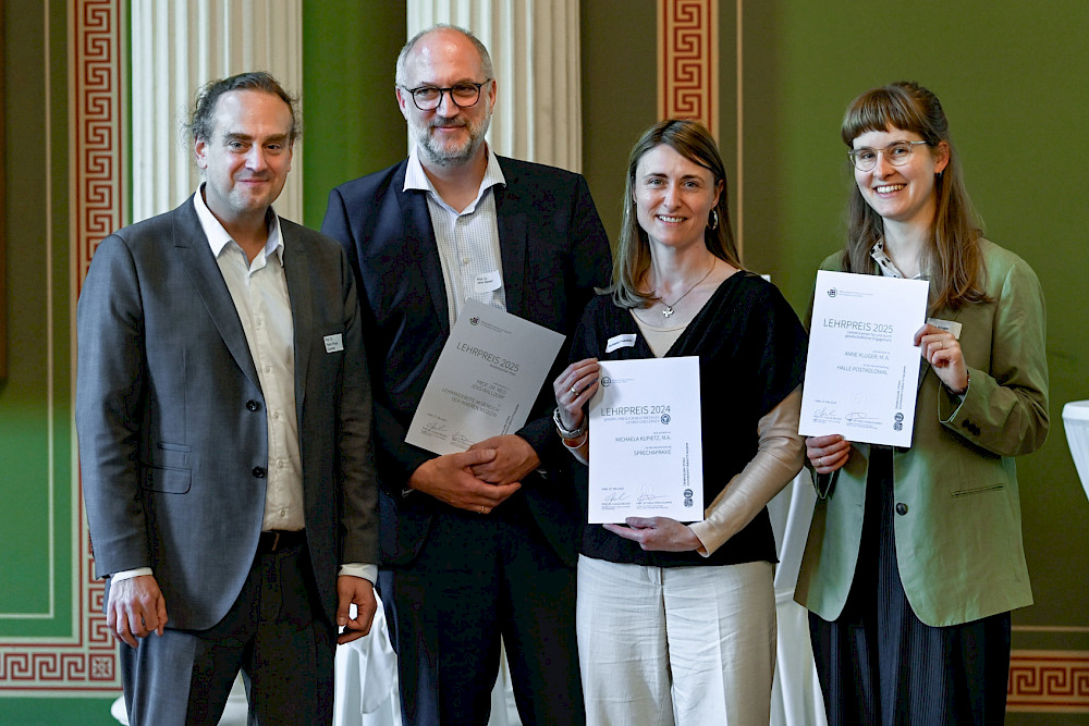 Prorektor Pablo Pirnay-Dummer hat die Lehrpreise an Jens Walldorf, Michaela Kupietz und Anne Kluger (von links) übergeben.