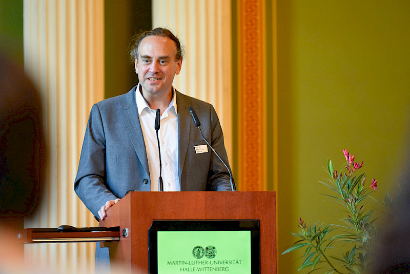 Prorektor Pablo Pirnay-Dummer bei der Begrüßung. Er kam mit einem Geschenk: einer neuen KI-Instanz.