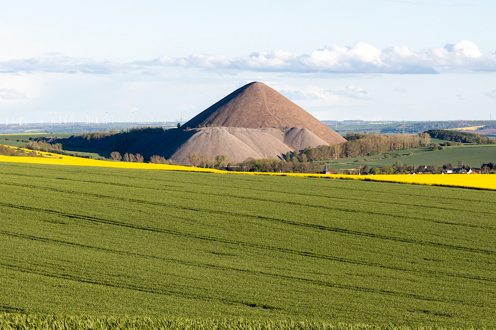 Zeugnis der langen Bergbautradition im südlichen Sachsen-Anhalt: eine Abraumhalde im Mansfelder Land