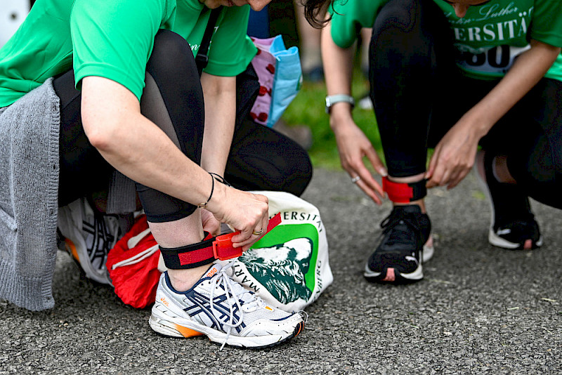 Zur Zeitmessung wurden Transponder am Fußgelenk befestigt.