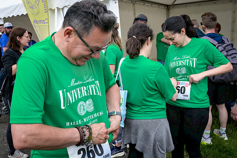 Startnummern mussten - wie hier von Alexander Grimm - am Uni-Trikot fixiert werden.