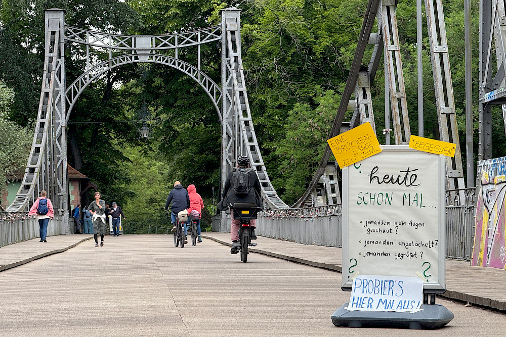 Auf der Peißnitzbrücke wurden Passantinnen und Passanten mit Fragen empfangen.