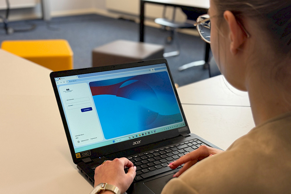 Eine Studentin hat im Active-Learning-Space in den Erziehungswissenschaften die MLU-KI auf einem Laptop geöffnet.