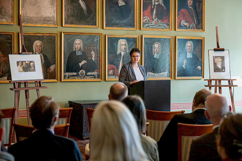 Rektorin Claudia Becker eröffnete die Gedenkveranstaltung.